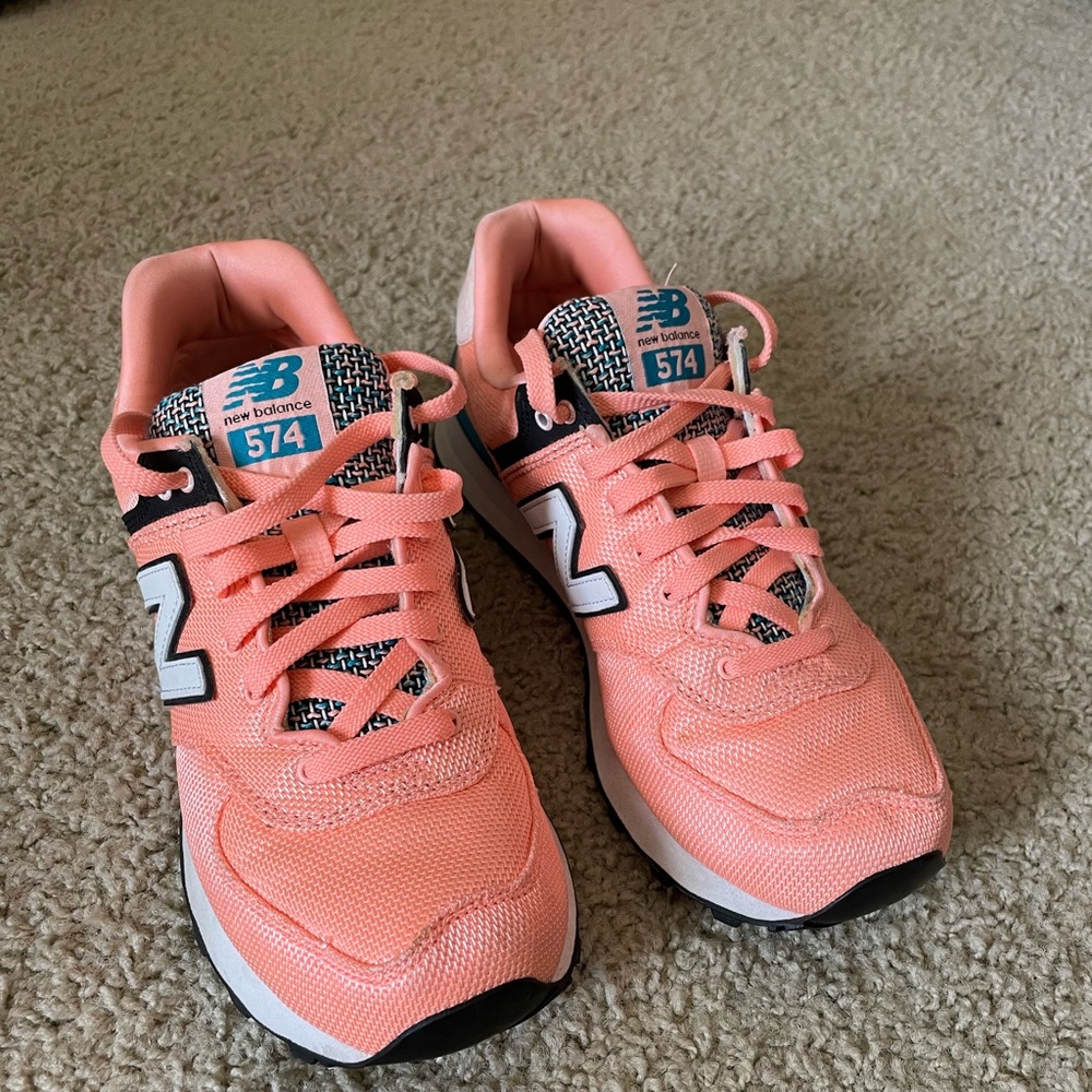 very vibrant new balance’s! very comfortable.